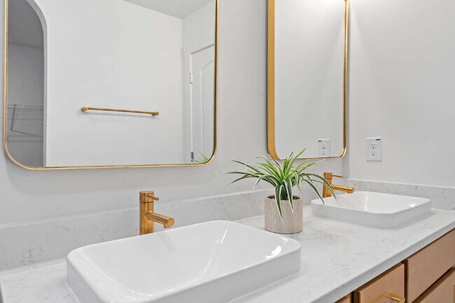 Building Photo - Experience Modern Comfort: Spacious 4-Bedr...