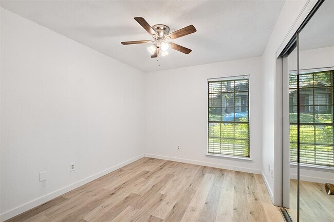 Building Photo - 1015 E Yager Ln