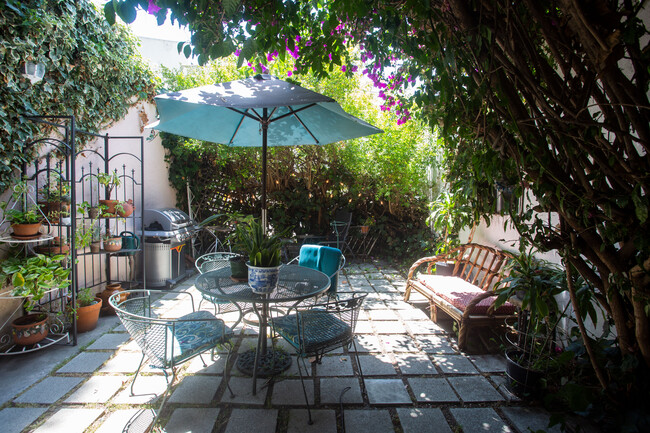 Back Patio (Shared) with BBQ - 5968 San Vicente Blvd