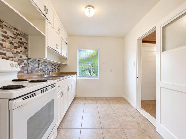 Building Photo - 3 Bedroom Home for Rent Near Tiger Stadium & Lakeland Regional!