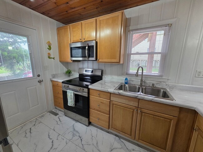 Building Photo - Pink Flamingo #1