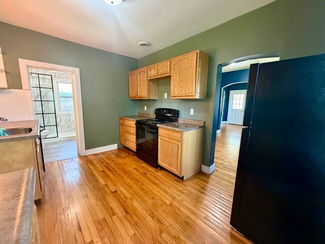 Building Photo - Centrally located 2 bedroom 1 bath house