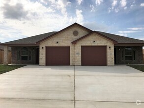 Building Photo - 2 bed/2 bath Duplex in Trimmier Estates Vi...