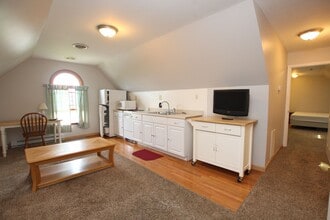Building Photo - Garage apartment located close to area sho...