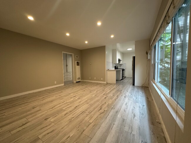 Building Photo - 7555 De Longpre Ave