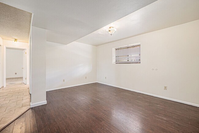 Building Photo - Spacious 3BD 2 Bath Home