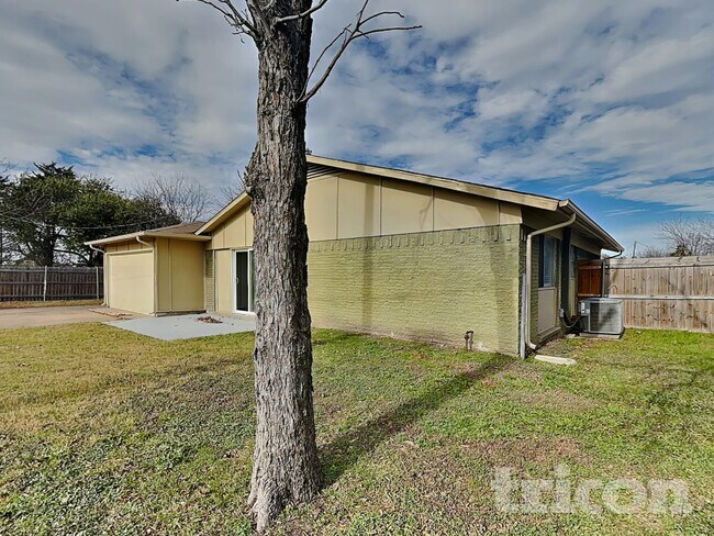 Building Photo - 1142 Shadyglen Cir