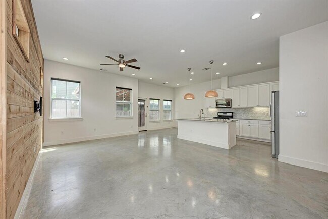 Building Photo - 1000 Taulbee Ln