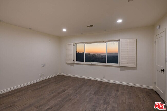 Building Photo - 3115 Dona Susana Dr