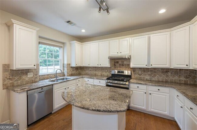 Building Photo - 2404 Gablewood Dr NE