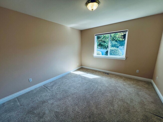 Building Photo - Beautiful 4 bedroom, 3 bath Mount Vernon Home