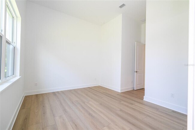 Building Photo - 16044 Pendio Dr