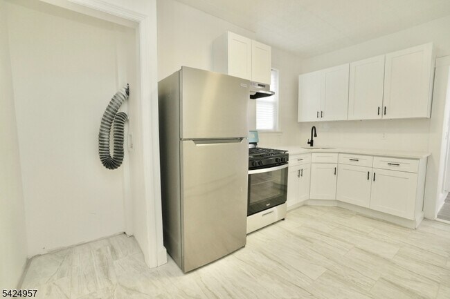 Building Photo - 11 Howard Pl