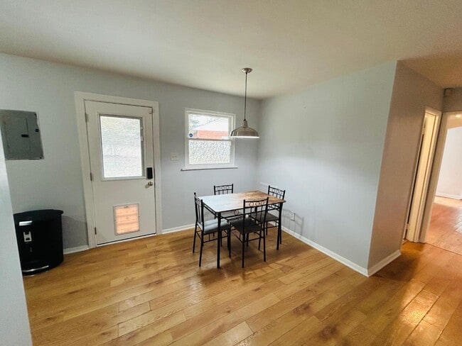 Building Photo - 900 Newcombe Rd