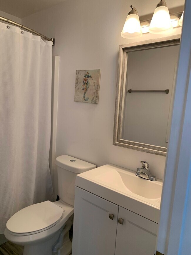 Building Photo - 993 E 13th Sq