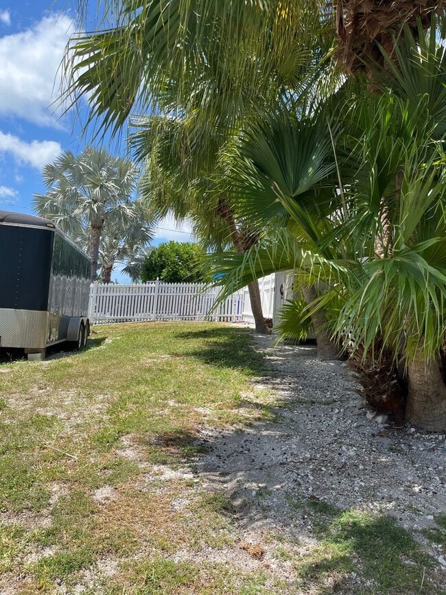Building Photo - Large home on corner lot!