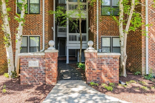 Building Photo - Awesome 2BE/2BA condo in Green Hills!