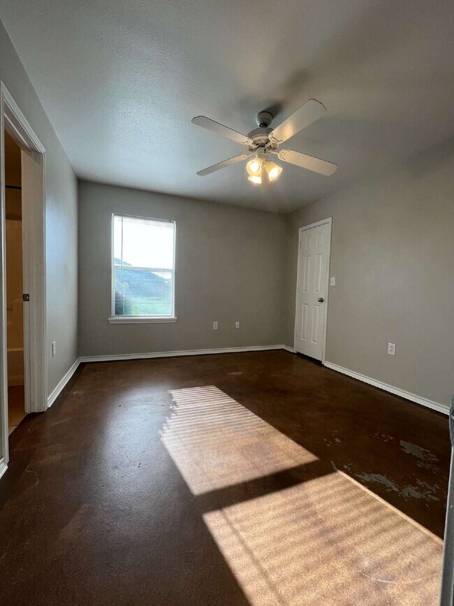 Building Photo - Pre-Leasing for Summer/Fall 2026 - Great 3/3/2 on quiet cul-de-sac street