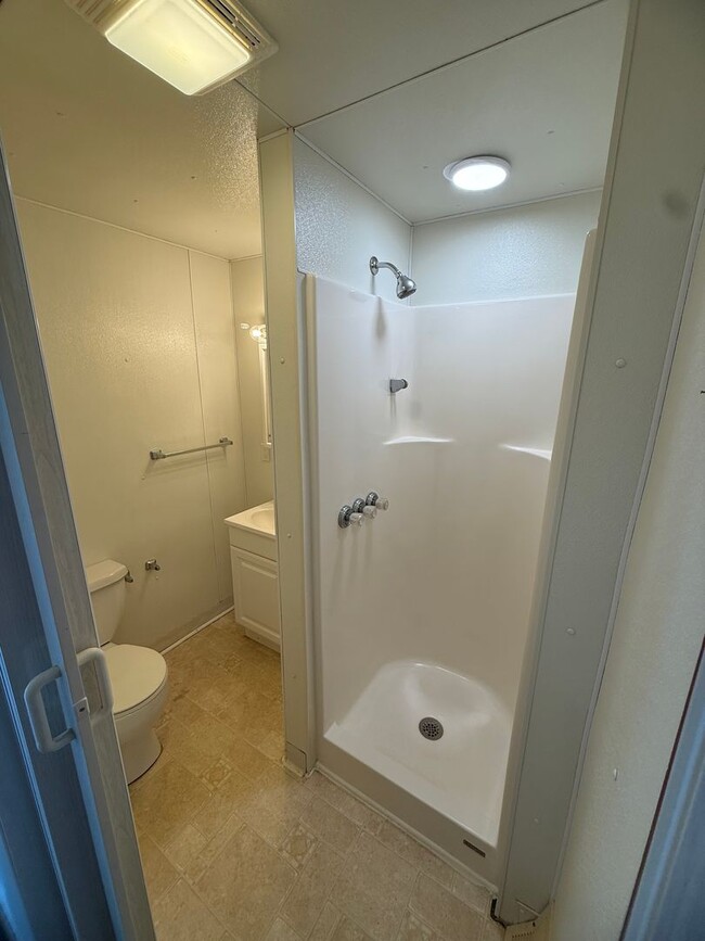 Building Photo - Nice two bedroom house in Shippesnburg