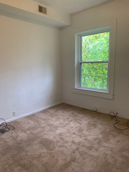 Bedroom 1 - 514 Ivy St