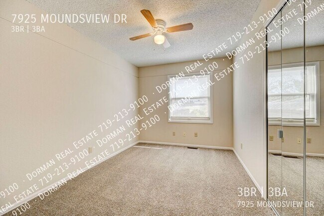 Building Photo - Huge Sunroom with Tons of Natural Light!