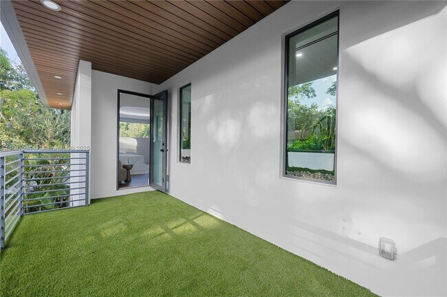 Building Photo - 807 SW 12th Ave