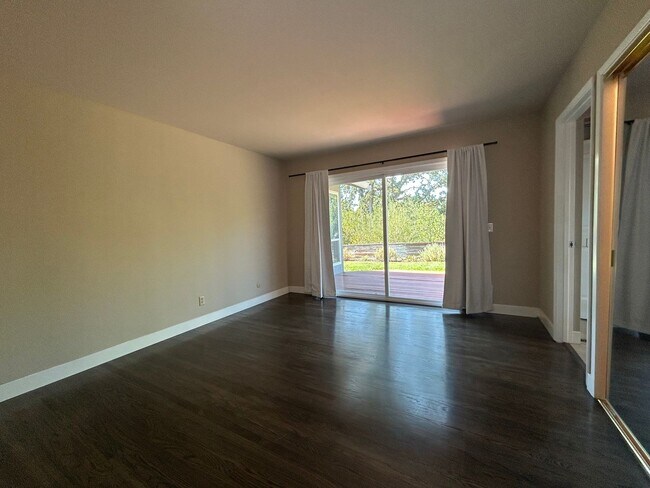 Building Photo - Recently Remodeled Single-Story 3/2 Gem in...