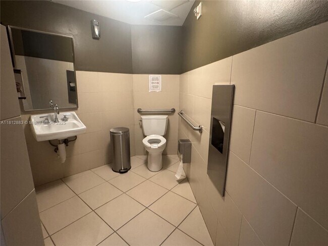 Building Photo - 2641 N Flamingo Rd