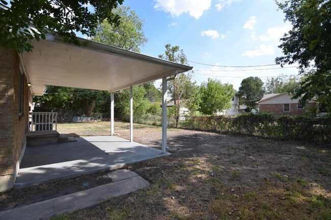 Building Photo - 2504 Paula Rd