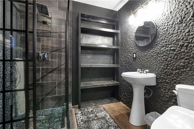 Building Photo - 320 Peters St SW