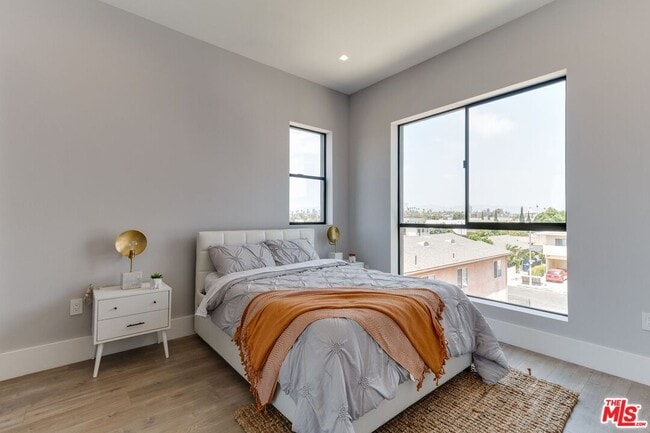 Building Photo - 4830 1/2 Pickford St