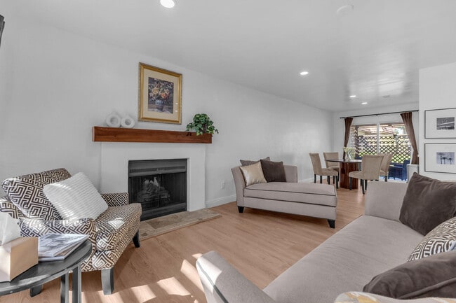 Building Photo - 75250 Vista Huerto