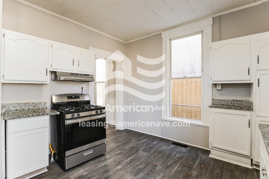 Building Photo - 2327 Duncan St