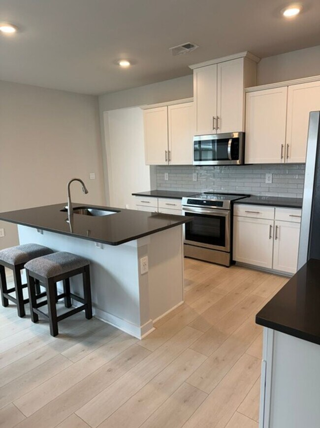 Building Photo - For Lease!! Available in June.  Experience comfortable, low-maintenance living in one of Gallatin...