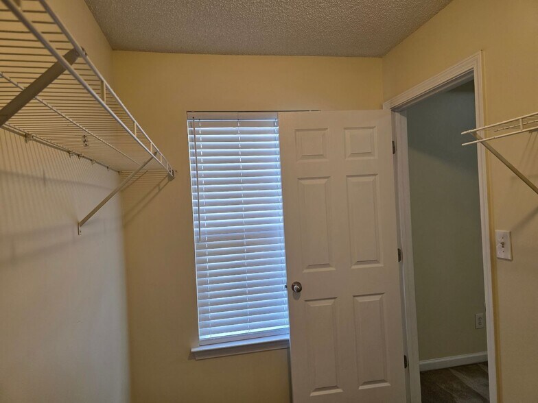 Building Photo - 213 Shenandoah Dr