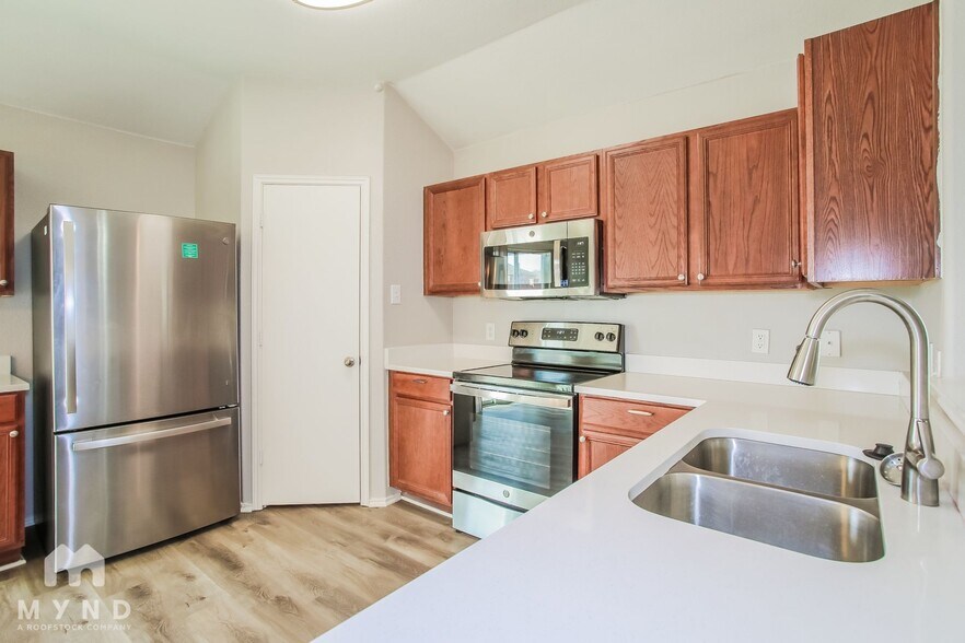 Building Photo - 4613 Redbud Dr