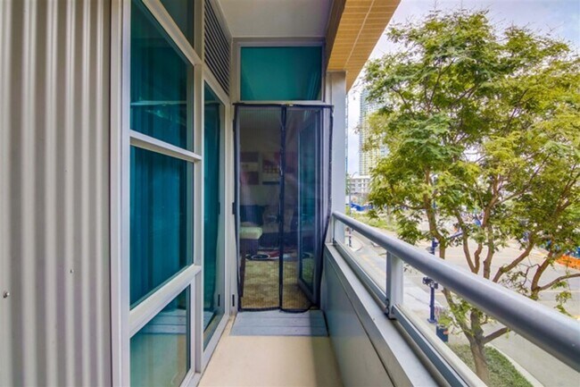 Building Photo - Large 1 Bedroom 1 Bath next to Petco Park