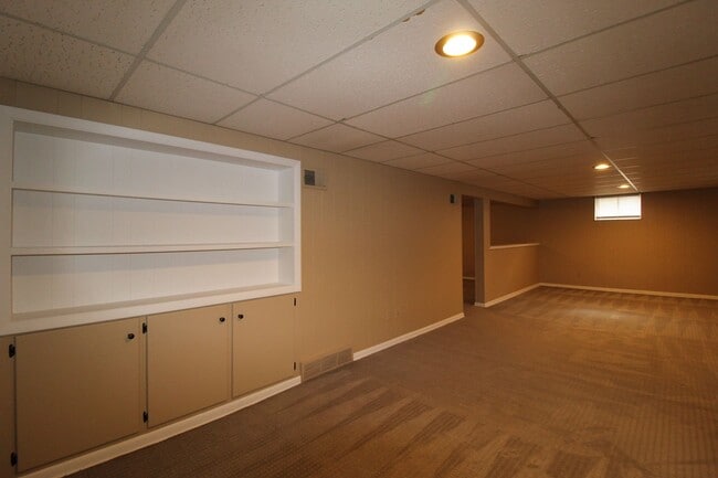 Building Photo - February FREE On This 3 Bedroom 2 Bath Home In Overland Park