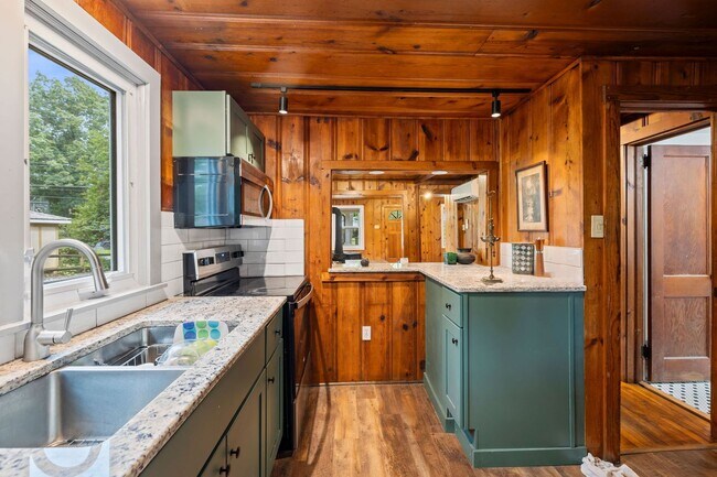 Building Photo - Charming Black Mountain Rental!