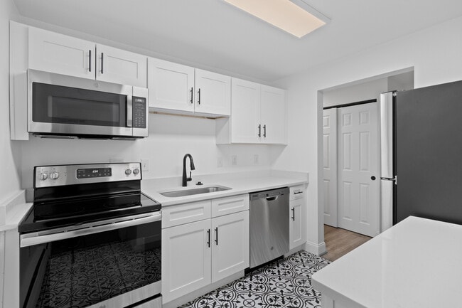 IMG_2211 - 2308-2312 Harper Avenue