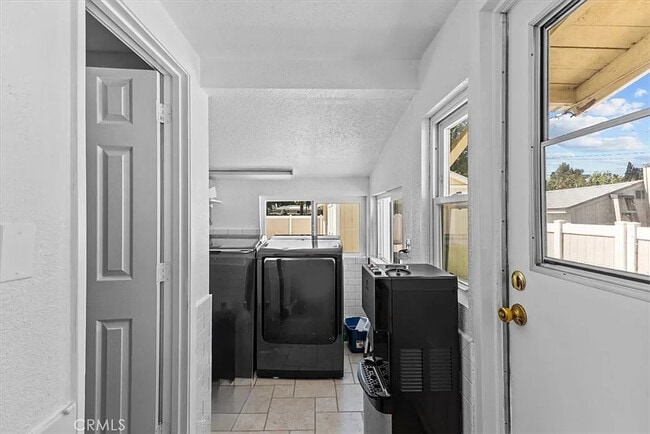 Building Photo - 228 Jacaranda Pl