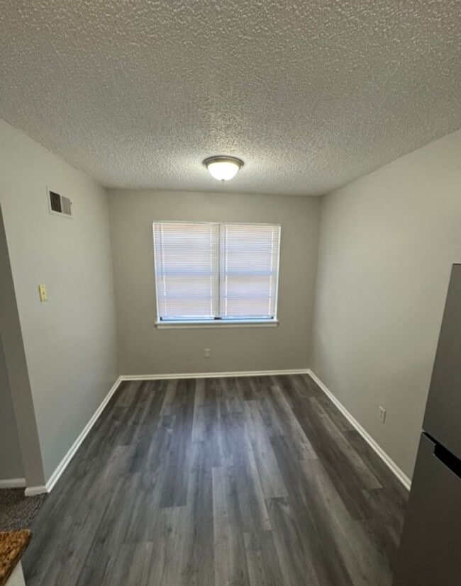 Building Photo - Spacious 2 bedroom / 1 bathroom duplex in ...