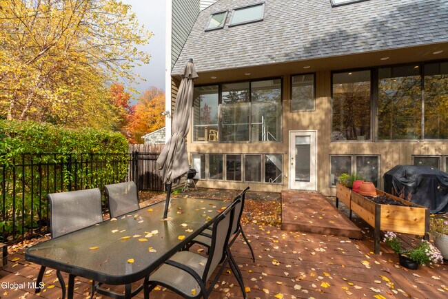 Building Photo - 28 White St