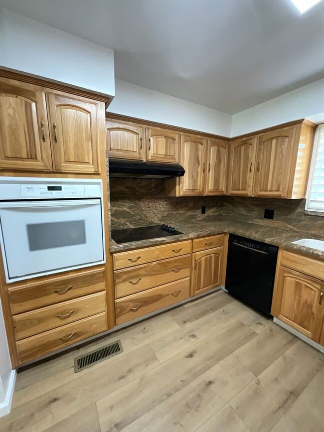 Building Photo - Beautiful Home in Established Fresno Neigh...