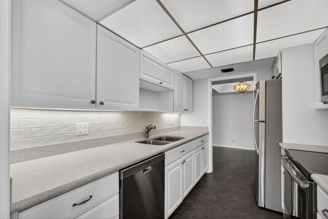 Building Photo - 5540 N Ocean Dr