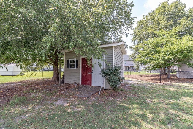 Building Photo - Spacious 2-Story in Pikeville! 3 BR | 2.5 BA w/ Bonus Room *Lawn Care / Trash Included*