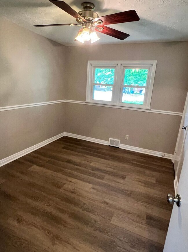 Building Photo - Updated home in Shively