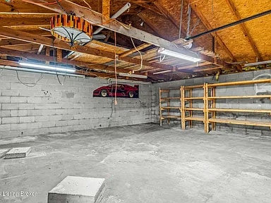 Building Photo - 1119 Ireland Dr