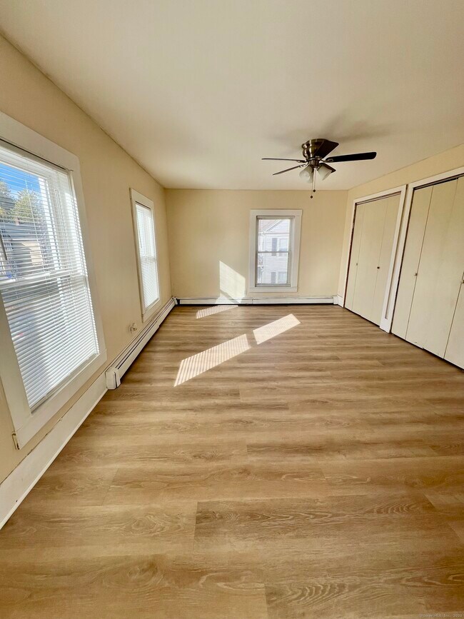 Building Photo - 10 Russell St