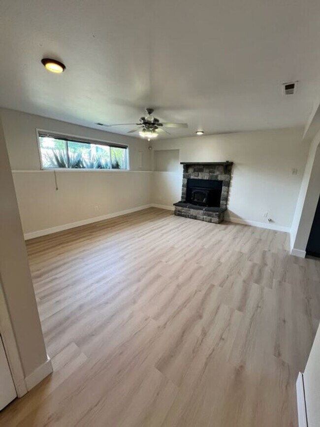 Building Photo - $3950 2520 SqFt, SFH/4BDR,2BA,office/Garag...